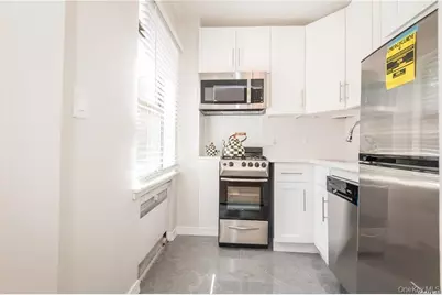 7 Bond Street #3B, Great Neck, NY 11021 - Photo 4