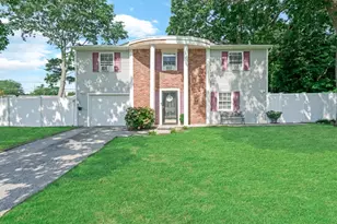 10 Corvair Ln, Selden, NY 11784 - Photo 2