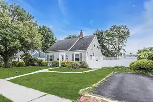 34 Vista Ln, Levittown, NY 11756 - Photo 2