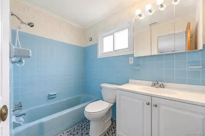 62 Wellesley Lane, Hicksville, NY 11801 - Photo 16