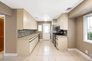 62 Wellesley Ln, Hicksville, NY 11801 - Photo 2