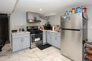 42 Celler Ave, New Hyde Park, NY 11540 - Photo 32
