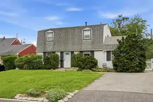 21 Appletree Ln, Carle Place, NY 11514 - Photo 2