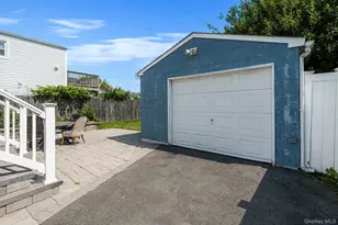 646 S 7th St, Lindenhurst, NY 11757 - Photo 4