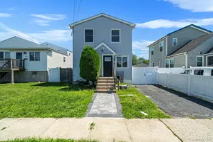 646 S 7th St, Lindenhurst, NY 11757 - Photo 2