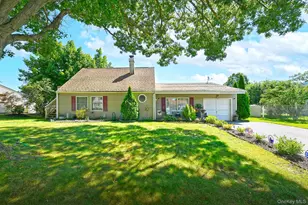 29 Torrey Pine Ln, Medford, NY 11763 - Photo 2