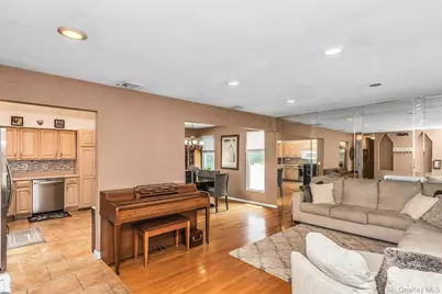 58 Crescent Place, Smithtown, NY 11787 - Photo 4