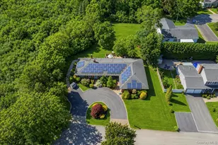 5 Reinhardt Ct, Blue Point, NY 11715 - Photo 2