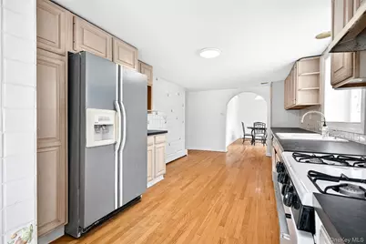24 Old Knollwood Road, White Plains, NY 10607 - Photo 8