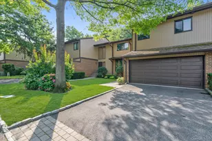 7 Wimbledon Dr, Roslyn, NY 11576 - Photo 2