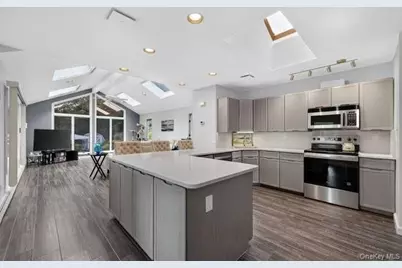4 Woodleaf Court, Cold Spring Harbor, NY 11724 - Photo 10