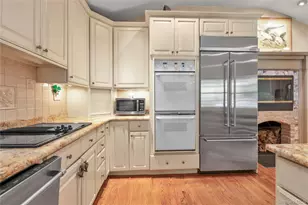 4 Dairy Dr, Glen Cove, NY 11542 - Photo 8