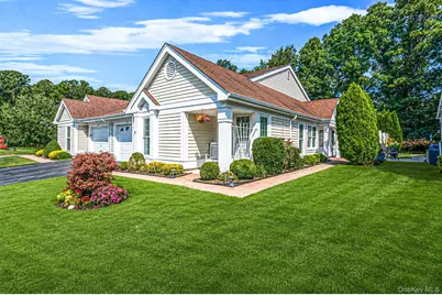 19 Sayville Court, Ridge, NY 11961 - Photo 2