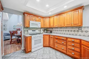 19 Sayville Ct, Ridge, NY 11961 - Photo 8
