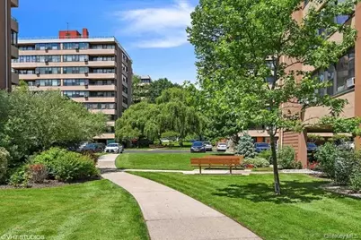 162-30 Powells Cove Boulevard #2C, Whitestone, NY 11357 - Photo 2