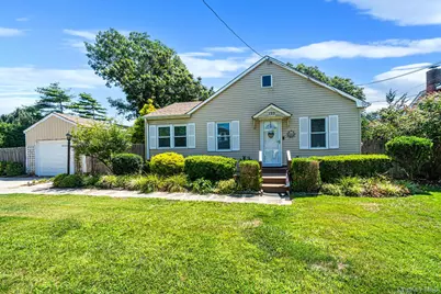 123 Clinton Avenue, Patchogue, NY 11772 - Photo 2