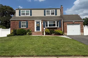 344 N Ontario Ave, Lindenhurst, NY 11757 - Photo 2