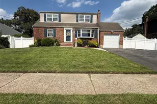344 N Ontario Ave, Lindenhurst, NY 11757 - Photo 4