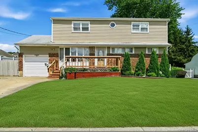 23 Hampshire Drive, Farmingdale, NY 11735 - Photo 2