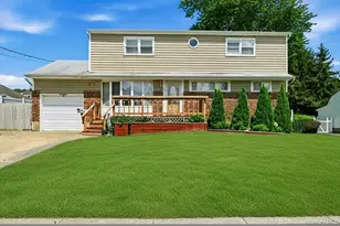 23 Hampshire Dr, Farmingdale, NY 11735 - Photo 2