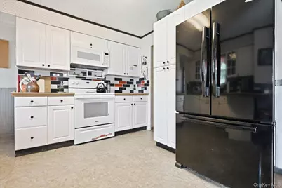 23 Hampshire Drive, Farmingdale, NY 11735 - Photo 10