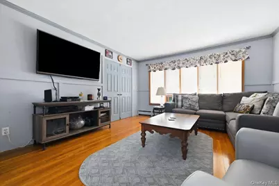 23 Hampshire Drive, Farmingdale, NY 11735 - Photo 6