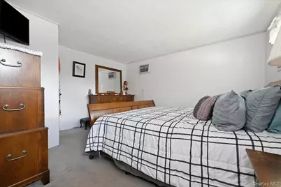 23 Hampshire Drive, Farmingdale, NY 11735 - Photo 14