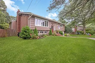 27 Baywood Ln, Bayport, NY 11705 - Photo 2