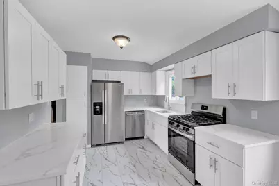 727 Peter Paul Drive, West Islip, NY 11795 - Photo 2