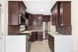 2 Dorset Ln, Farmingdale, NY 11735 - Photo 8