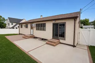 10 Peter Ln, Plainview, NY 11803 - Photo 2