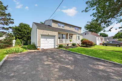 88 Crestwood Boulevard, Farmingdale, NY 11735 - Photo 2