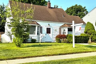 32 Griddle Ln, Levittown, NY 11756 - Photo 2