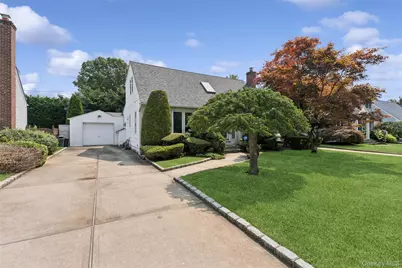 22 Briarcliff Drive, Merrick, NY 11566 - Photo 2