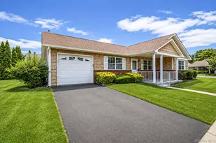 18 Kathleen Dr, Oakdale, NY 11769 - Photo 2