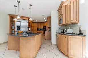 200 Hummingbird Dr, East Hills, NY 11576 - Photo 10