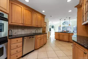 200 Hummingbird Dr, East Hills, NY 11576 - Photo 14