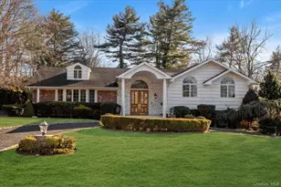 200 Hummingbird Dr, East Hills, NY 11576 - Photo 2