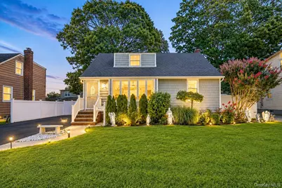 992 Woodcliff Drive, Franklin Square, NY 11010 - Photo 2