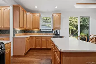 48 Peachtree Ct, Holtsville, NY 11742 - Photo 10