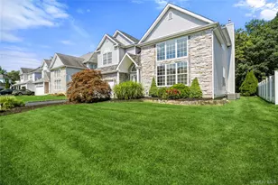 48 Peachtree Ct, Holtsville, NY 11742 - Photo 2