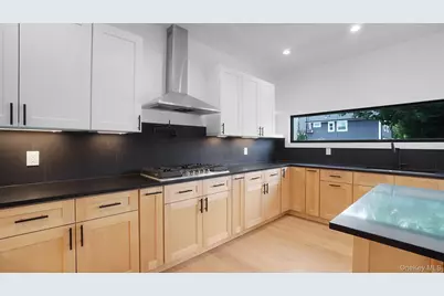 25 Red Maple Drive N, Wantagh, NY 11793 - Photo 8