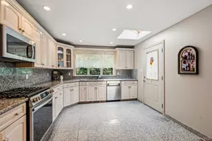 11 Laurie Pl, Glen Cove, NY 11542 - Photo 12