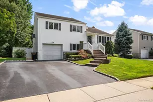 38 Briarwood Ln, Plainview, NY 11803 - Photo 2