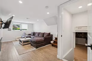176 Willis Ct, Wantagh, NY 11793 - Photo 18