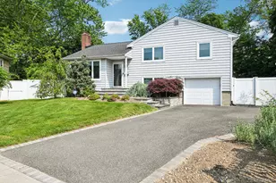176 Willis Ct, Wantagh, NY 11793 - Photo 2