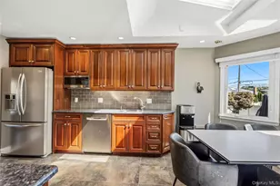 542 N Suffolk Ave, Massapequa, NY 11758 - Photo 16