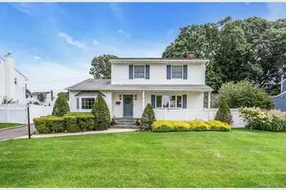 7 Tomkins Court, Commack, NY 11725 - Photo 2