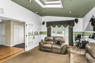 17 Chickadee Ln, Levittown, NY 11756 - Photo 10