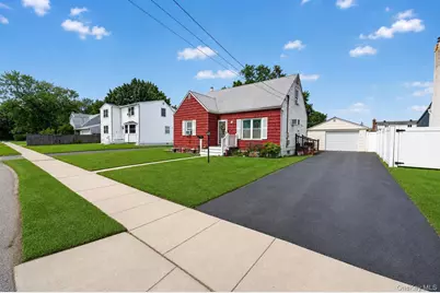 17 Heathcote Road, Lindenhurst, NY 11757 - Photo 2